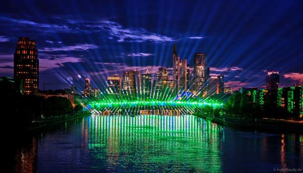 Spektakuläre Lichtshow zur Fußball EM 2024 vor der Skyline in Frankfurt am 12. Juni 2024