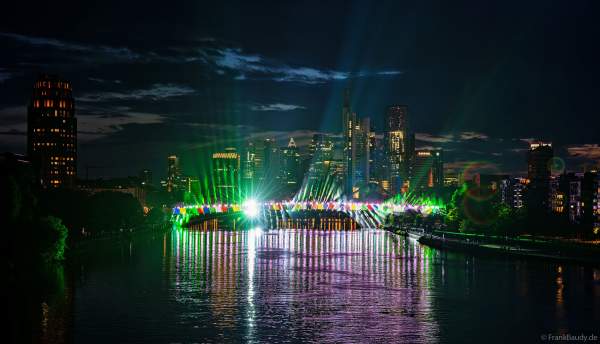 Spektakuläre Lichtshow zur Fußball EM 2024 vor der Skyline in Frankfurt am 12. Juni 2024