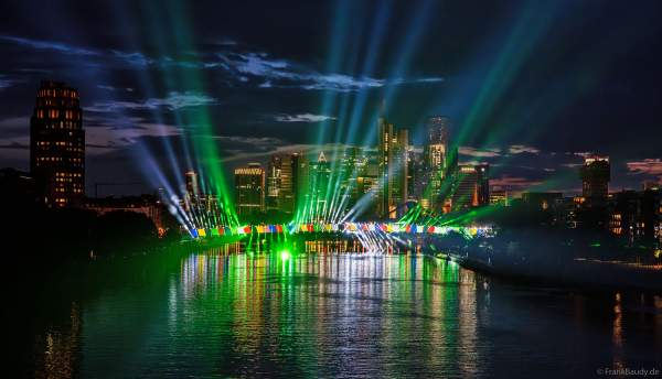 Spektakuläre Lichtshow zur Fußball EM 2024 vor der Skyline in Frankfurt am 12. Juni 2024