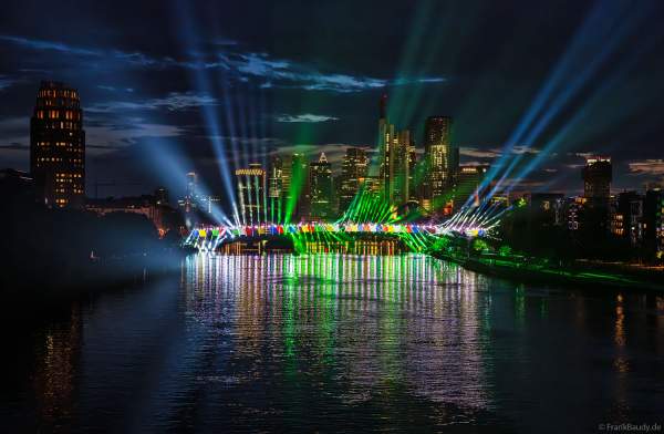 Spektakuläre Lichtshow zur Fußball EM 2024 vor der Skyline in Frankfurt am 12. Juni 2024