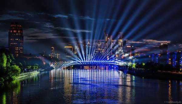 Spektakuläre Lichtshow zur Fußball EM 2024 vor der Skyline in Frankfurt am 12. Juni 2024