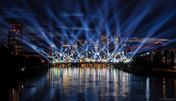 Spektakuläre Lichtshow zur Fußball EM 2024 vor der Skyline in Frankfurt am 12. Juni 2024