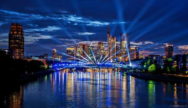 Spektakuläre Lichtshow zur Fußball EM 2024 vor der Skyline in Frankfurt am 12. Juni 2024