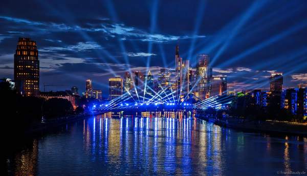 Spektakuläre Lichtshow zur Fußball EM 2024 vor der Skyline in Frankfurt am 12. Juni 2024
