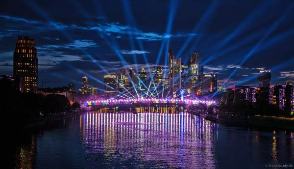 Spektakuläre Lichtshow zur Fußball EM 2024 vor der Skyline in Frankfurt am 12. Juni 2024