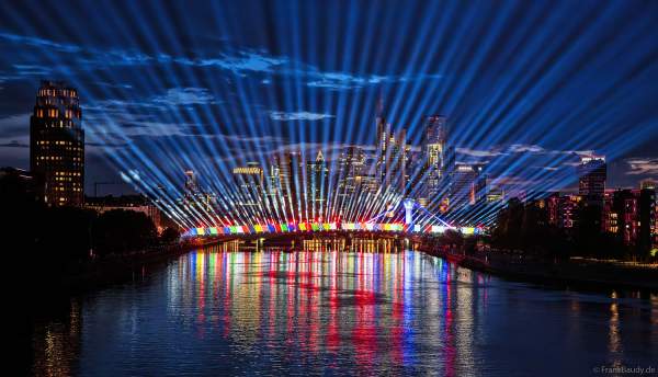 Spektakuläre Lichtshow zur Fußball EM 2024 vor der Skyline in Frankfurt am 12. Juni 2024