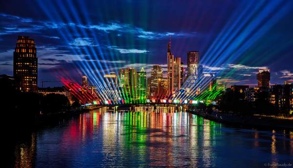 Spektakuläre Lichtshow zur Fußball EM 2024 vor der Skyline in Frankfurt am 12. Juni 2024