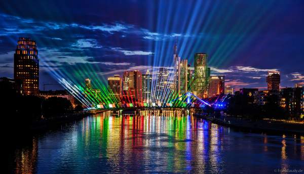 Spektakuläre Lichtshow zur Fußball EM 2024 vor der Skyline in Frankfurt am 12. Juni 2024