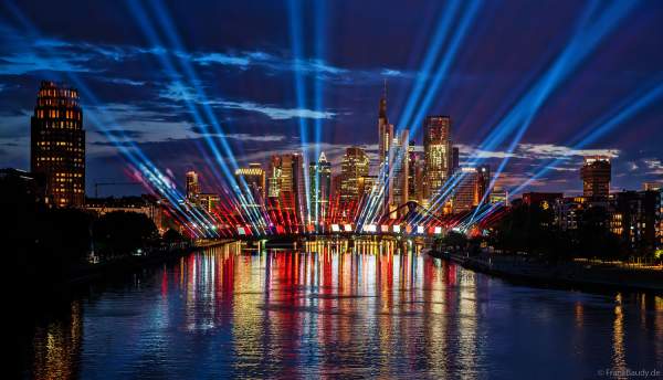 Spektakuläre Lichtshow zur Fußball EM 2024 vor der Skyline in Frankfurt am 12. Juni 2024