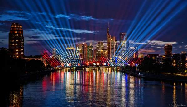 Spektakuläre Lichtshow zur Fußball EM 2024 vor der Skyline in Frankfurt am 12. Juni 2024