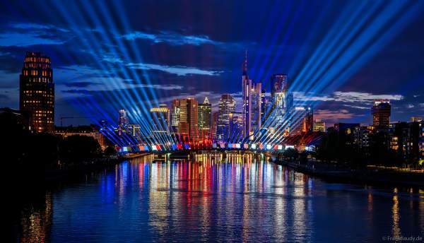 Spektakuläre Lichtshow zur Fußball EM 2024 vor der Skyline in Frankfurt am 12. Juni 2024