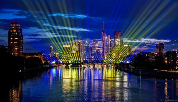 Spektakuläre Lichtshow zur Fußball EM 2024 vor der Skyline in Frankfurt am 12. Juni 2024