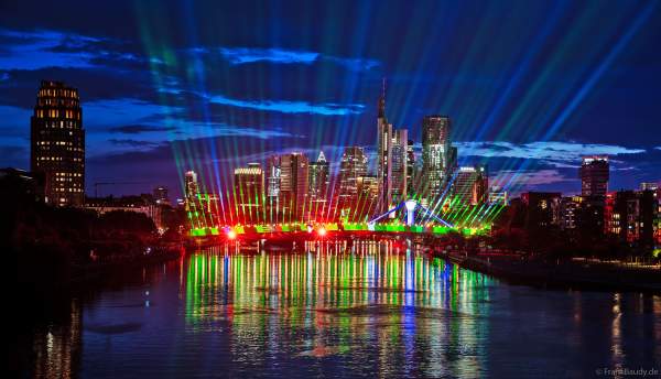 Spektakuläre Lichtshow zur Fußball EM 2024 vor der Skyline in Frankfurt am 12. Juni 2024