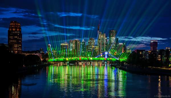 Spektakuläre Lichtshow zur Fußball EM 2024 vor der Skyline in Frankfurt am 12. Juni 2024