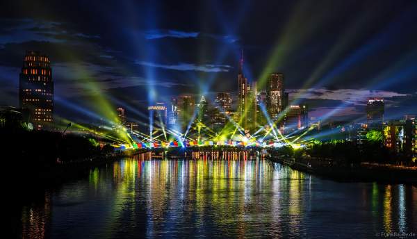 Spektakuläre Lichtshow zur Fußball EM 2024 vor der Skyline in Frankfurt am 12. Juni 2024