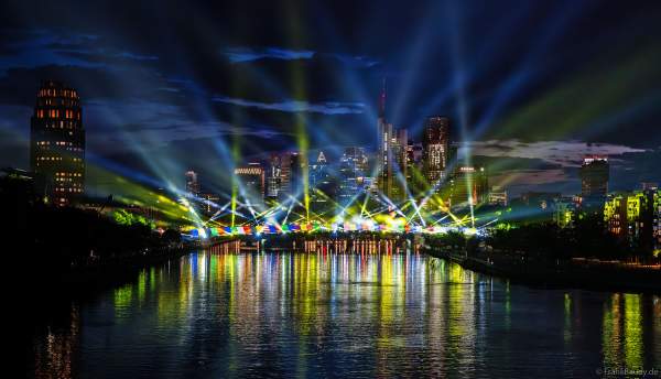 Spektakuläre Lichtshow zur Fußball EM 2024 vor der Skyline in Frankfurt am 12. Juni 2024