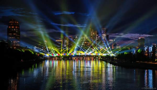 Spektakuläre Lichtshow zur Fußball EM 2024 vor der Skyline in Frankfurt am 12. Juni 2024