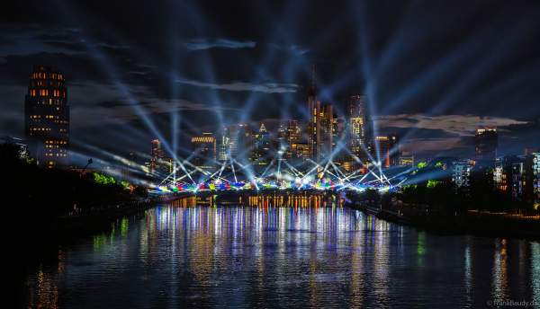 Spektakuläre Lichtshow zur Fußball EM 2024 vor der Skyline in Frankfurt am 12. Juni 2024