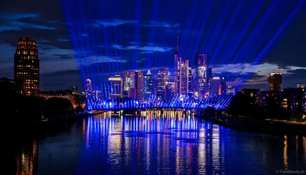 Spektakuläre Lichtshow zur Fußball EM 2024 vor der Skyline in Frankfurt am 12. Juni 2024