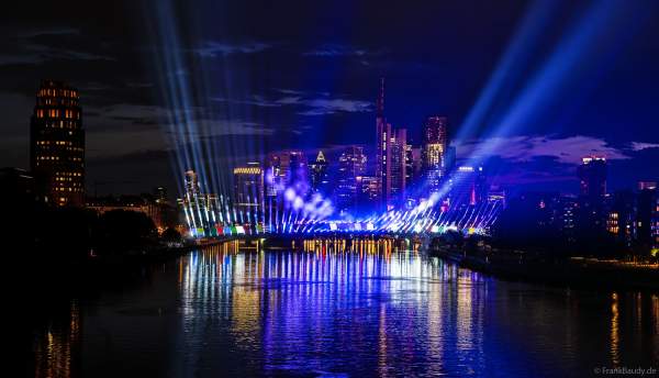 Spektakuläre Lichtshow zur Fußball EM 2024 vor der Skyline in Frankfurt am 12. Juni 2024