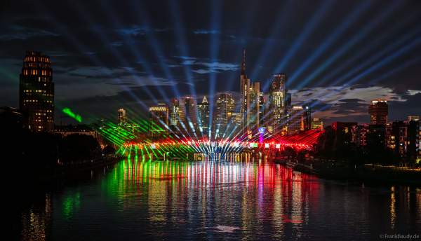 Spektakuläre Lichtshow zur Fußball EM 2024 vor der Skyline in Frankfurt am 12. Juni 2024