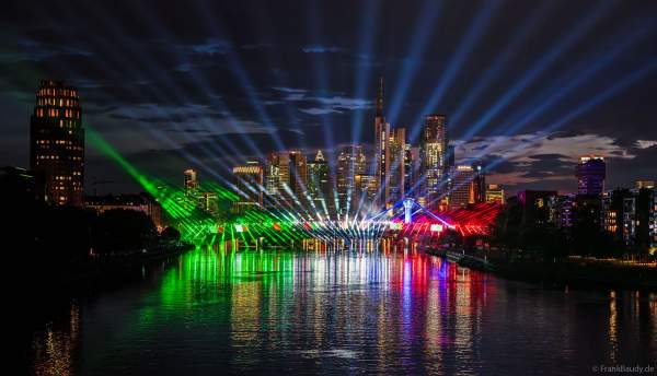 Spektakuläre Lichtshow zur Fußball EM 2024 vor der Skyline in Frankfurt am 12. Juni 2024