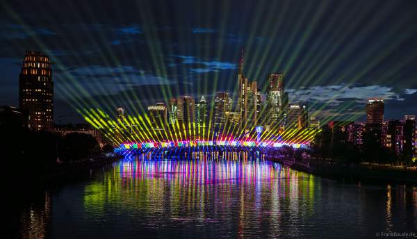 Spektakuläre Lichtshow zur Fußball EM 2024 vor der Skyline in Frankfurt