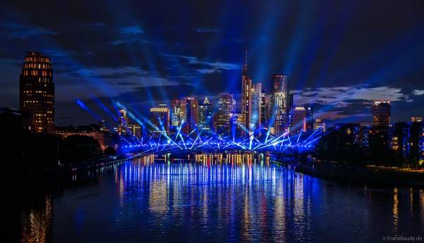 Spektakuläre Lichtshow zur Fußball EM 2024 vor der Skyline in Frankfurt