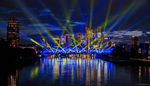 Spektakuläre Lichtshow zur Fußball EM 2024 vor der Skyline in Frankfurt