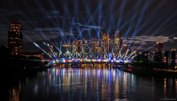Spektakuläre Lichtshow zur Fußball EM 2024 vor der Skyline in Frankfurt