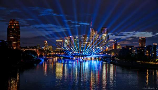 Spektakuläre Lichtshow zur Fußball EM 2024 vor der Skyline in Frankfurt