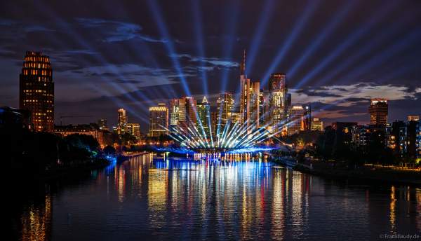 Spektakuläre Lichtshow zur Fußball EM 2024 vor der Skyline in Frankfurt