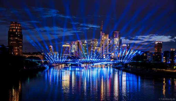 Spektakuläre Lichtshow zur Fußball EM 2024 vor der Skyline in Frankfurt