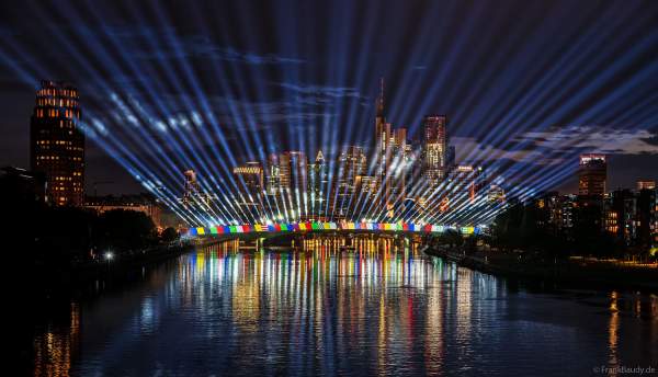 Spektakuläre Lichtshow zur Fußball EM 2024 vor der Skyline in Frankfurt