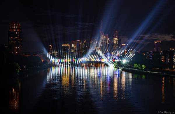 Spektakuläre Lichtshow zur Fußball EM 2024 vor der Skyline in Frankfurt