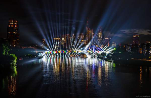 Spektakuläre Lichtshow zur Fußball EM 2024 vor der Skyline in Frankfurt