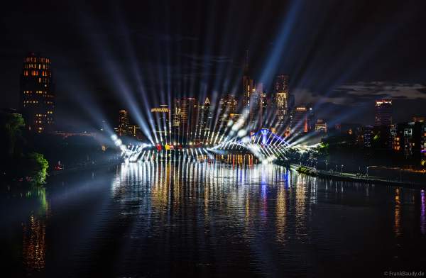 Spektakuläre Lichtshow zur Fußball EM 2024 vor der Skyline in Frankfurt