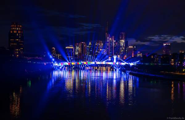 Spektakuläre Lichtshow zur Fußball EM 2024 vor der Skyline in Frankfurt