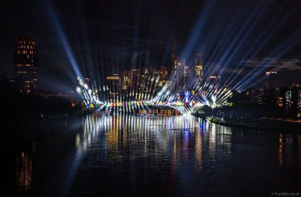 Spektakuläre Lichtshow zur Fußball EM 2024 vor der Skyline in Frankfurt