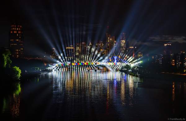Spektakuläre Lichtshow zur Fußball EM 2024 vor der Skyline in Frankfurt