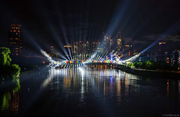 Spektakuläre Lichtshow zur Fußball EM 2024 vor der Skyline in Frankfurt