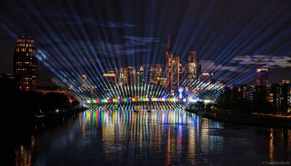 Spektakuläre Lichtshow zur Fußball EM 2024 vor der Skyline in Frankfurt