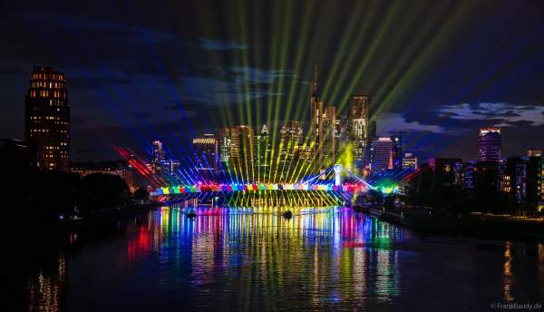 Spektakuläre Lichtshow zur Fußball EM 2024 vor der Skyline in Frankfurt