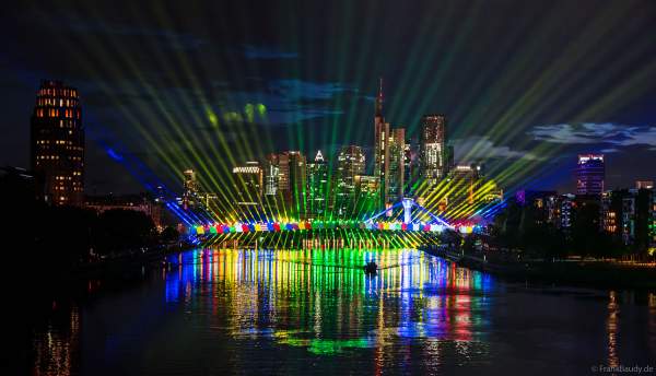 Spektakuläre Lichtshow zur Fußball EM 2024 vor der Skyline in Frankfurt