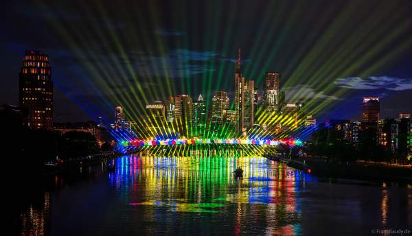 Spektakuläre Lichtshow zur Fußball EM 2024 vor der Skyline in Frankfurt