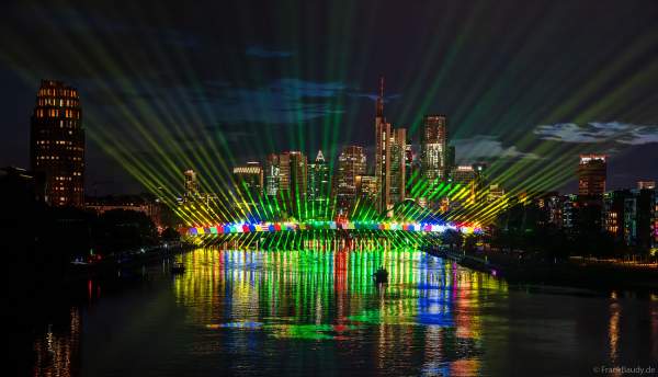 Spektakuläre Lichtshow zur Fußball EM 2024 vor der Skyline in Frankfurt