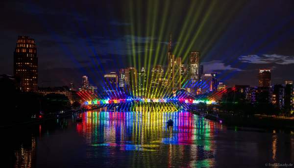 Spektakuläre Lichtshow zur Fußball EM 2024 vor der Skyline in Frankfurt