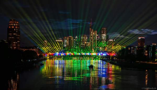 Spektakuläre Lichtshow zur Fußball EM 2024 vor der Skyline in Frankfurt