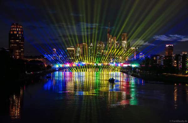 Spektakuläre Lichtshow zur Fußball EM 2024 vor der Skyline in Frankfurt