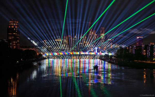 Spektakuläre Lichtshow mit Laser zur Fußball EM 2024 vor der Skyline in Frankfurt